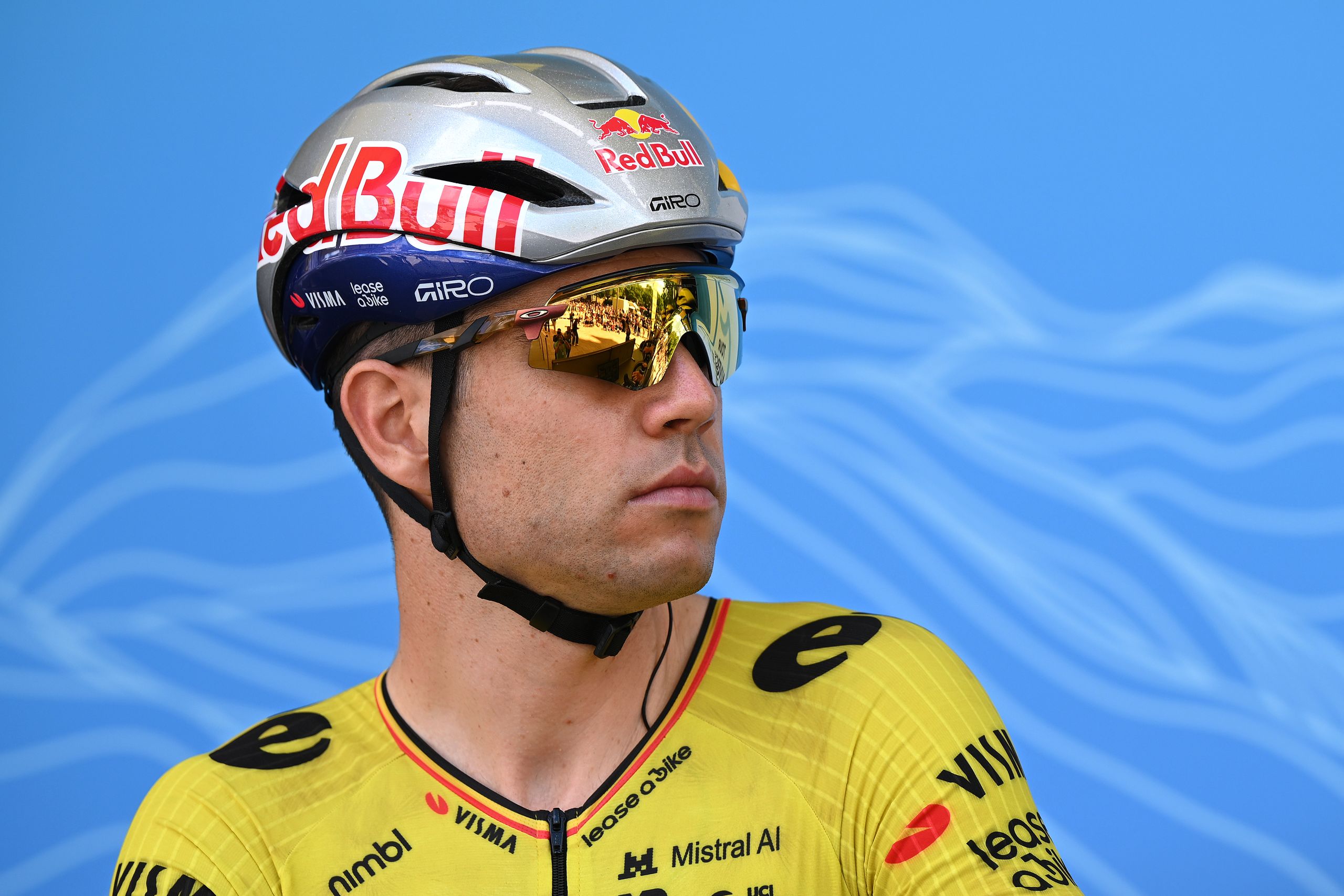"Première tentative de tenir à nouveau mes barres": Wout van Aert revient au vélo alors que sa guérison d'une infection l'oblige à quitter le Tour de France