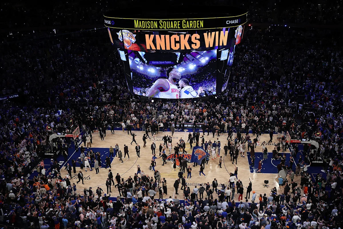 « QUEL JEUEEEEEE ! » Les fans des Knicks célèbrent leur retour historique dans le quatrième match