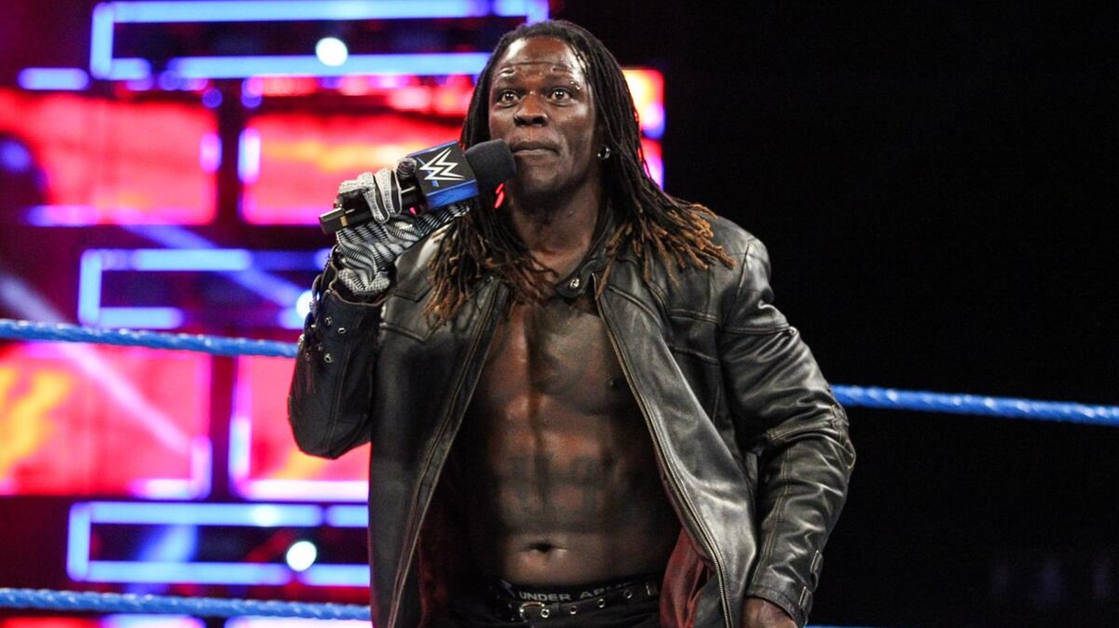 R-Truth de la WWE explique comment la famille Crockett l'a fait débuter dans la lutte professionnelle