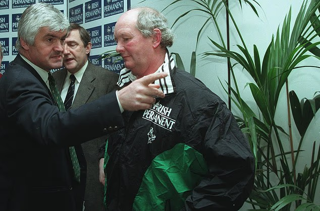 Shambles : l'entraîneur-chef de l'Irlande Brian Ashton (à droite) avec le manager de l'équipe Pat Whelan en 1997