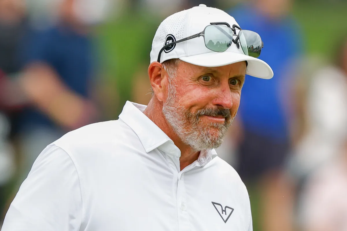 Rapport : Phil Mickelson expulsé du club de golf après un contact physique inapproprié présumé avec une employée