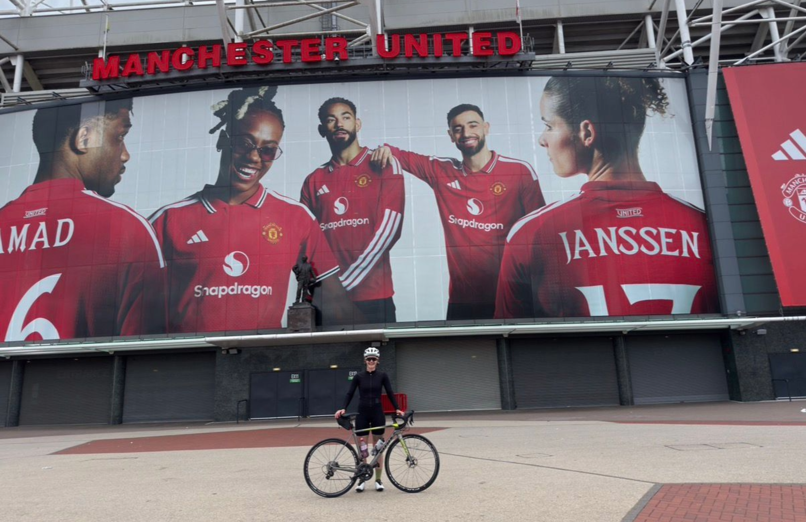 Rencontrez la femme qui a parcouru 900 miles à vélo entre tous les stades de football de la Premier League et de la Super League féminine en mémoire de son père, passionné de football.