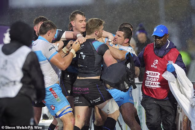 Handre Pollard des Bulls affronte le skipper de Glasgow Kyle Steyn à Scotstoun en avril