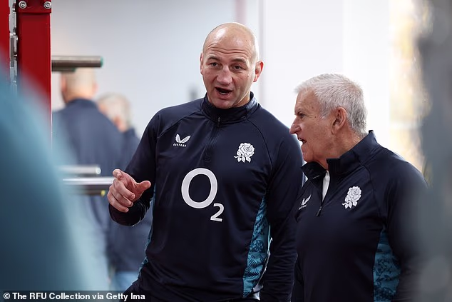 Le manager anglais Steve Borthwick vivra un enfer alors que la RFU, dirigée par le directeur général Bill Sweeney (à droite), entraîne sa refonte clandestine dans un lamentable Six Nations.
