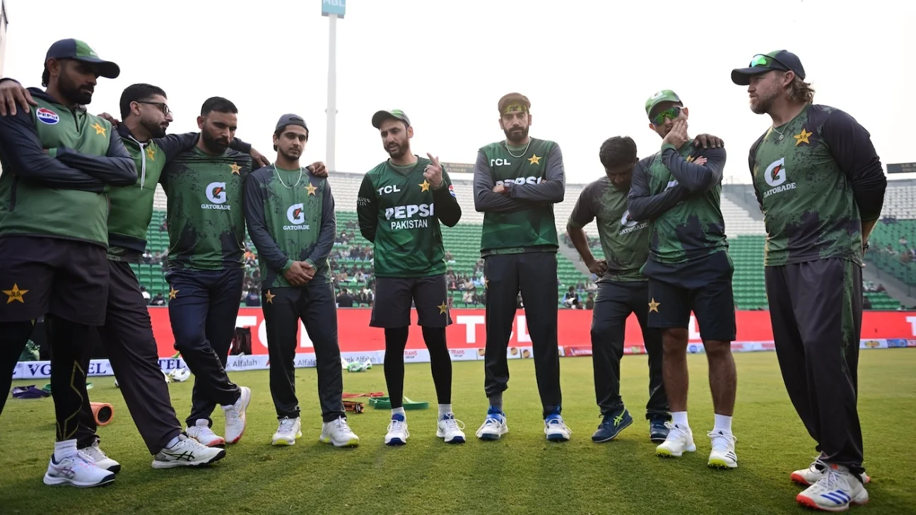 Sarfaraz Ahmed et Mike Hesson superviseront les camps de ballon rouge et blanc du Pakistan à la NCA de Lahore
