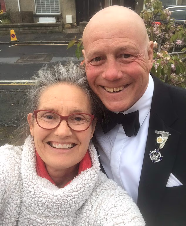 Le grand joueur de rugby écossais Scott Hastings (à droite) est décédé le jour de l'anniversaire de sa défunte épouse, Jenny (à gauche). Jenny est décédée après avoir disparu alors qu'elle nageait en 2024 à Wardie Bay à Édimbourg