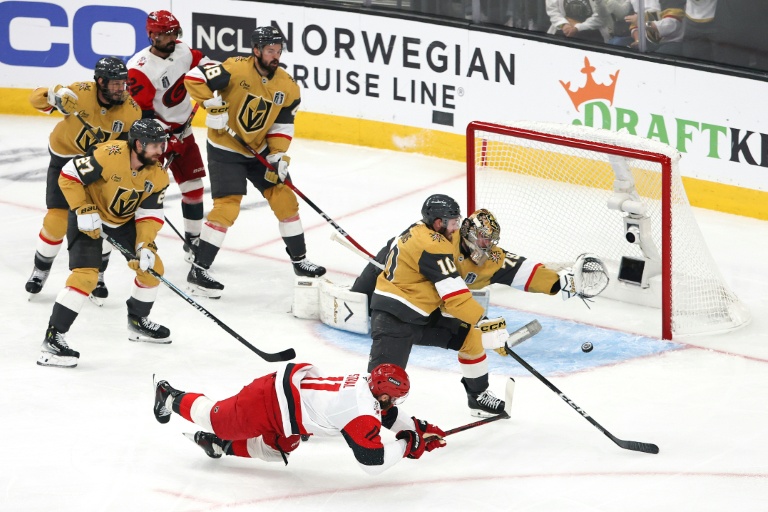 Staal brille alors que la Caroline bat Las Vegas 5-3 pour égaliser la finale de la Coupe Stanley