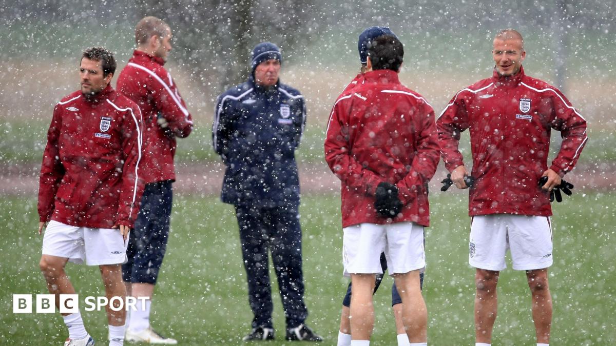 Photo of the England national team training in the snow in 2008 – pictures are Michael Owen (L) and David Beckham (R) at London Colney.