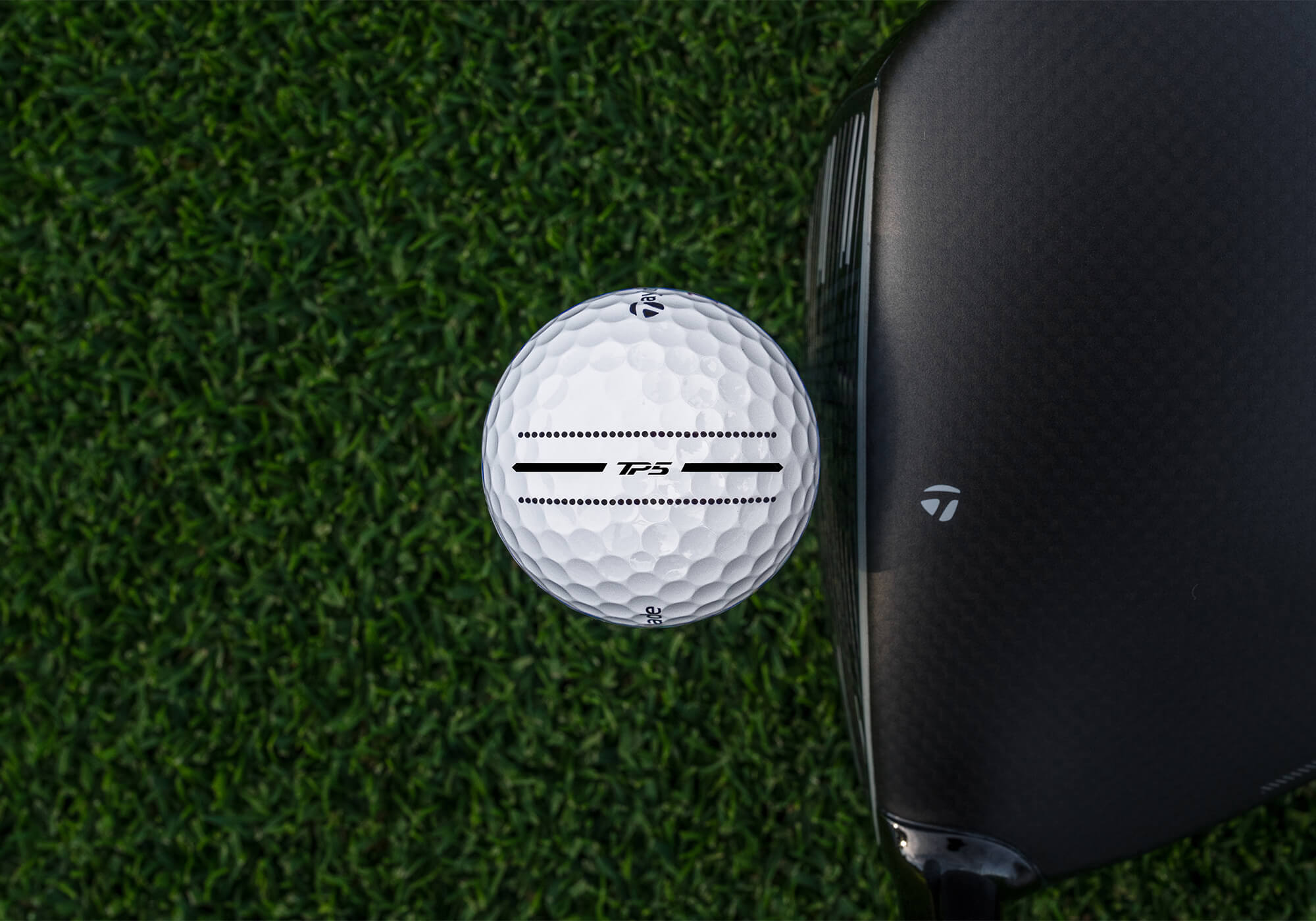 TaylorMade TP5 Performance Stripe contre le visage du conducteur.