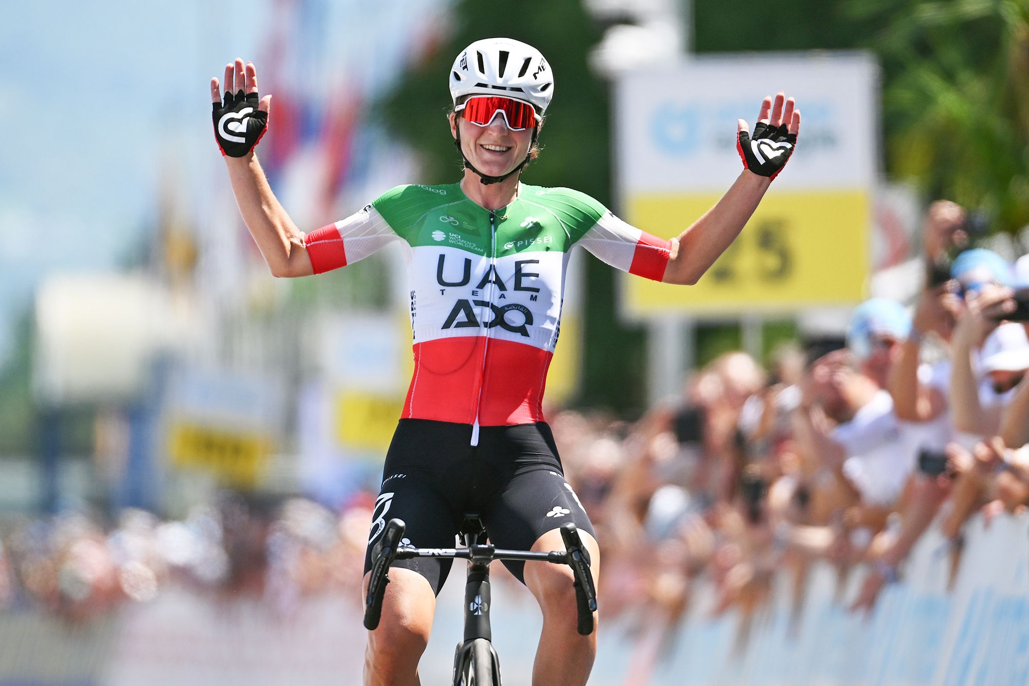 Tour de Suisse féminin : Elisa Longo Borghini remporte l'étape 2 et prend la tête du classement général avec une attaque dans la montée finale à Locarno